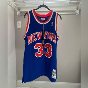 Mitchell & Ness New York Knicks Road 1991-92 Patrick Ewing jersey.